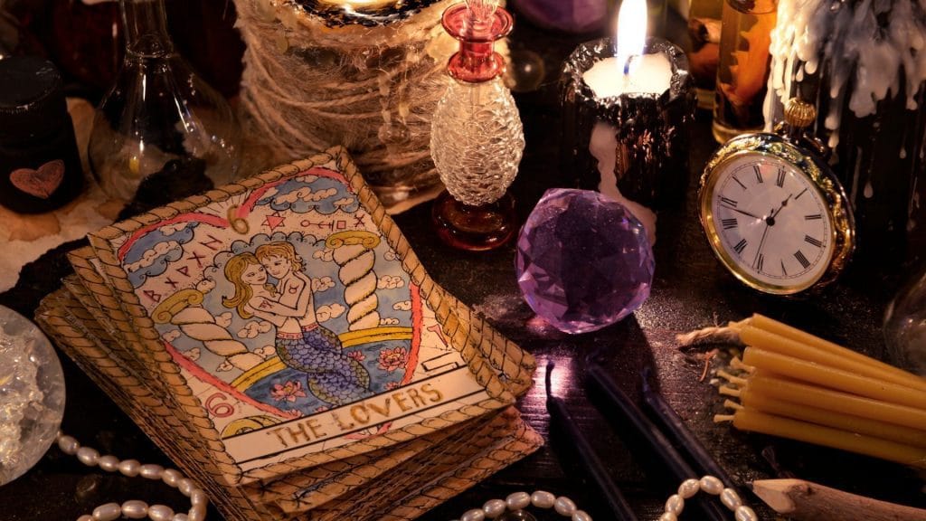 Descubre el esoterismo con el poder de adivinar el Futuro con las Cartas del Tarot, la magia con rituales de Velas esotéricas, inciensos y Amuletos de protección.