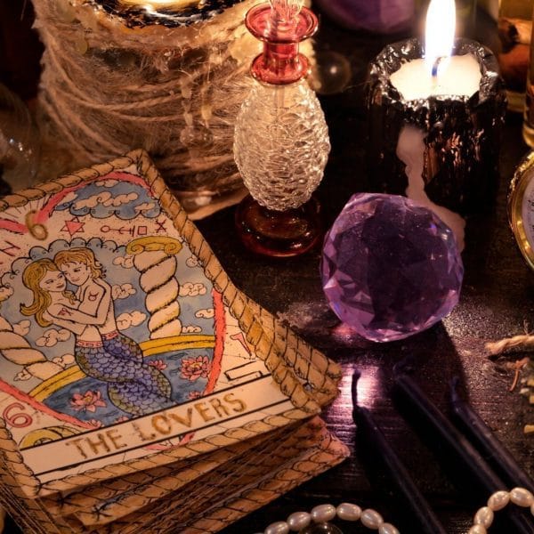 Descubre el esoterismo con el poder de adivinar el Futuro con las Cartas del Tarot, la magia con rituales de Velas esotéricas, inciensos y Amuletos de protección.