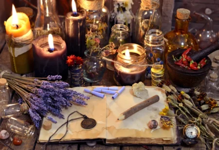Altar esotérico Velas esotéricas y velones herboreos ritualizados para realizar trabajos de magia, hechizos espirituales de amor, dinero y fortuna altar esotérico