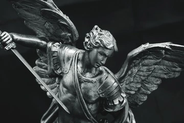 Figura del Arcángel Miguel, símbolo de protección energética y espiritual