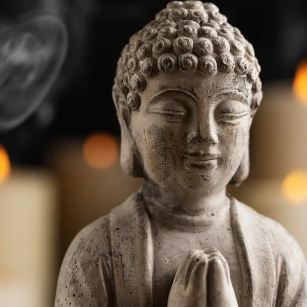Figura de Buda rezando para meditación