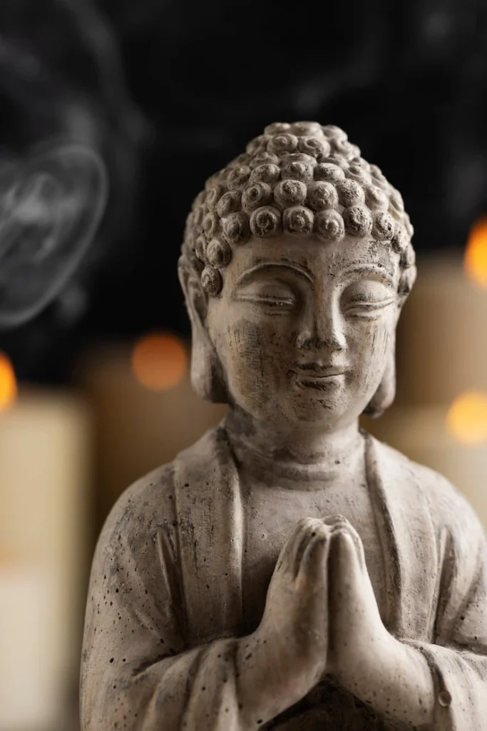 Figura de Buda rezando para meditación
