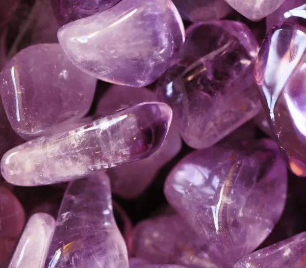 Minerales energéticos, piedras preciosas, gemas, protección, amuletos, talismanes