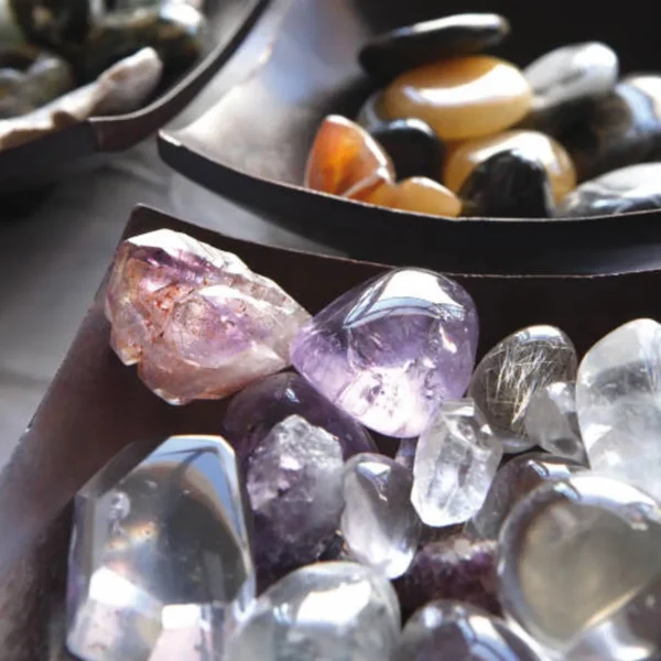 Minerales energéticos, piedras preciosas, gemas, protección, amuletos, talismanes